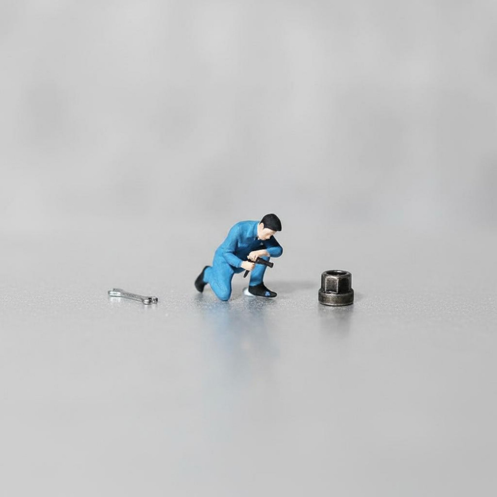 Phone Looking Man Figure Scene - огляд і ціна Phone Accessories Men