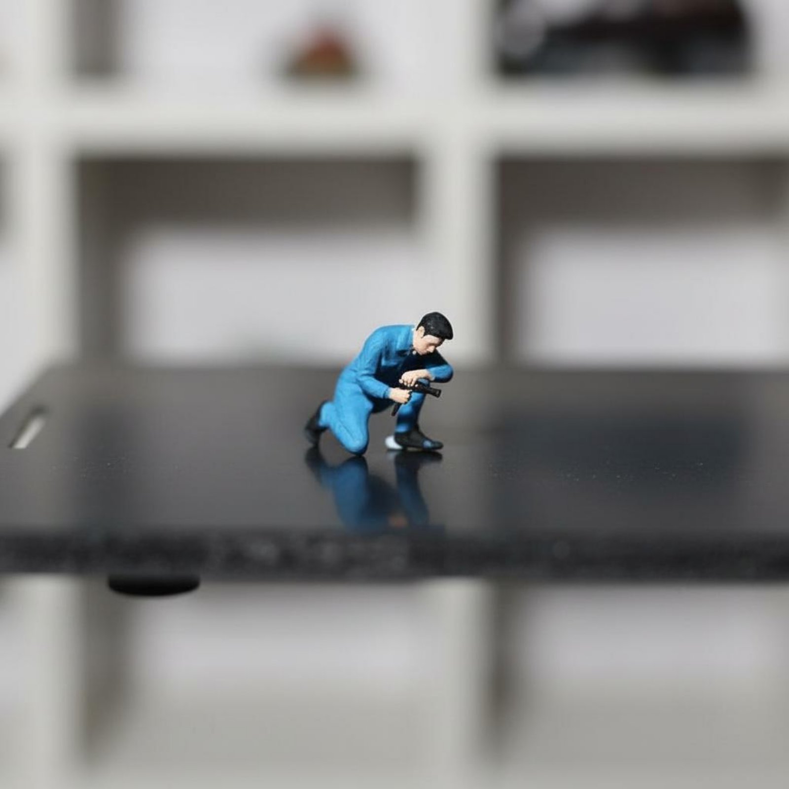 Phone Looking Man Figure Scene - огляд і ціна Phone Accessories Men