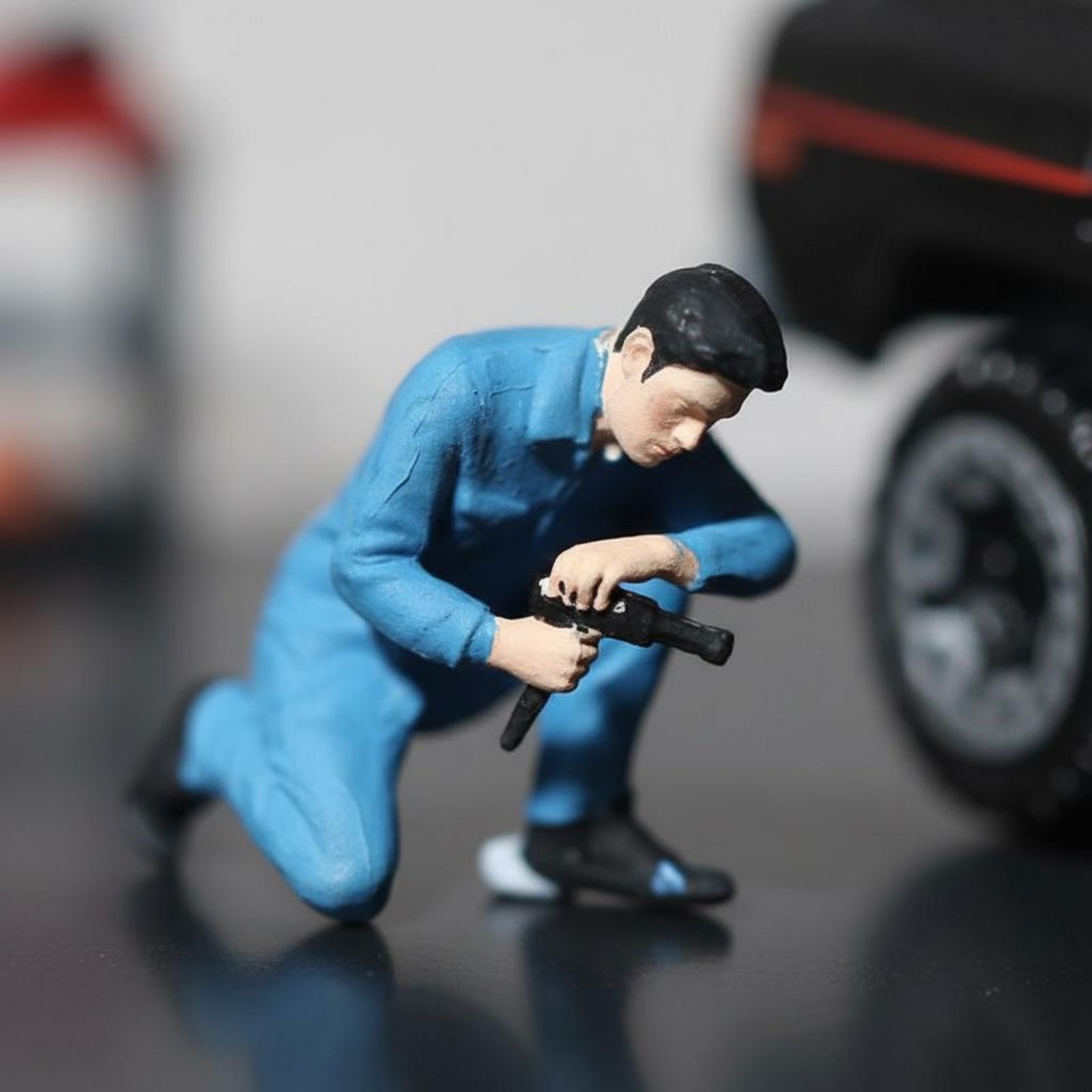 Phone Looking Man Figure Scene - огляд і ціна Phone Accessories Men